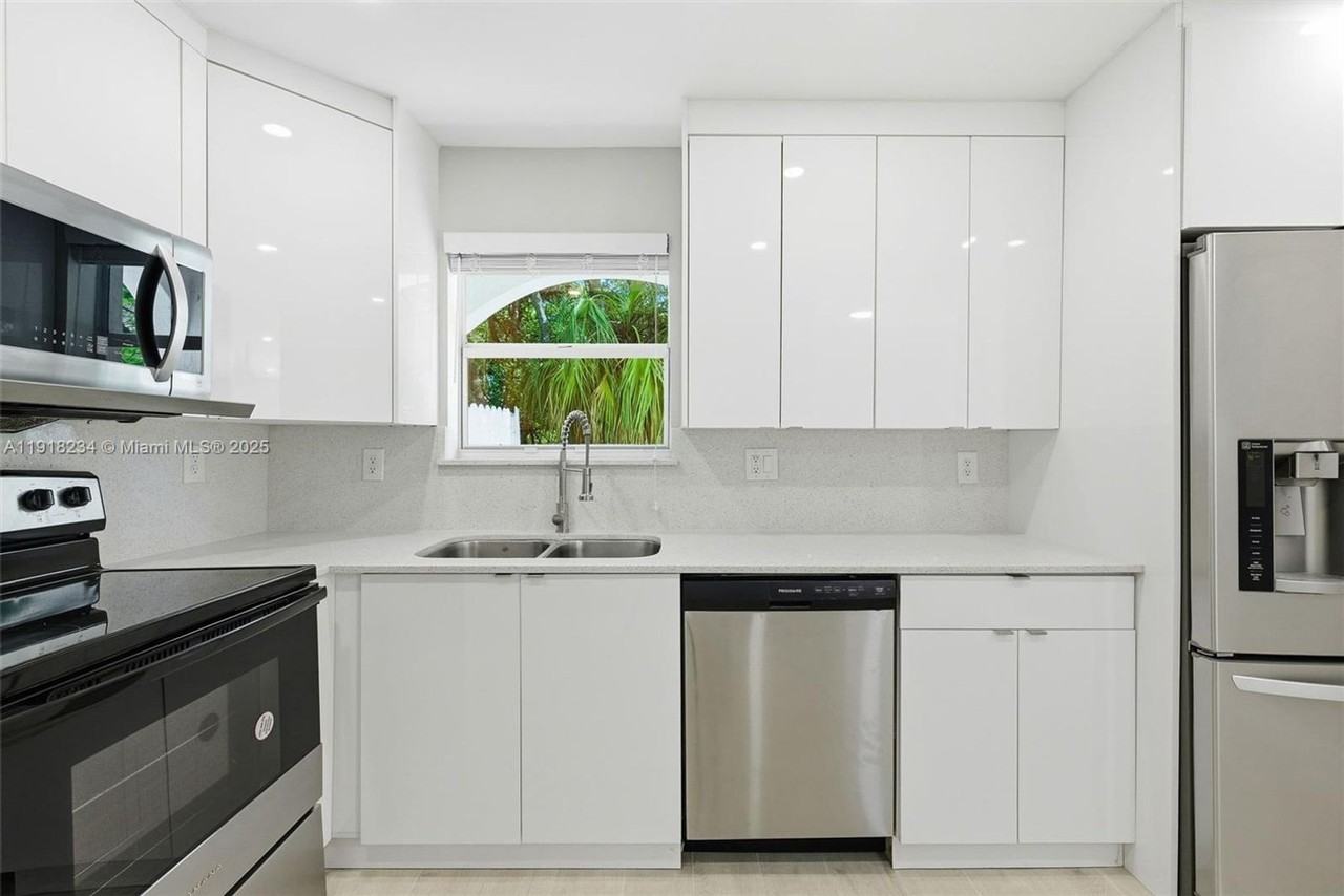 11939 Sw 218th St - Photo 4 of 20