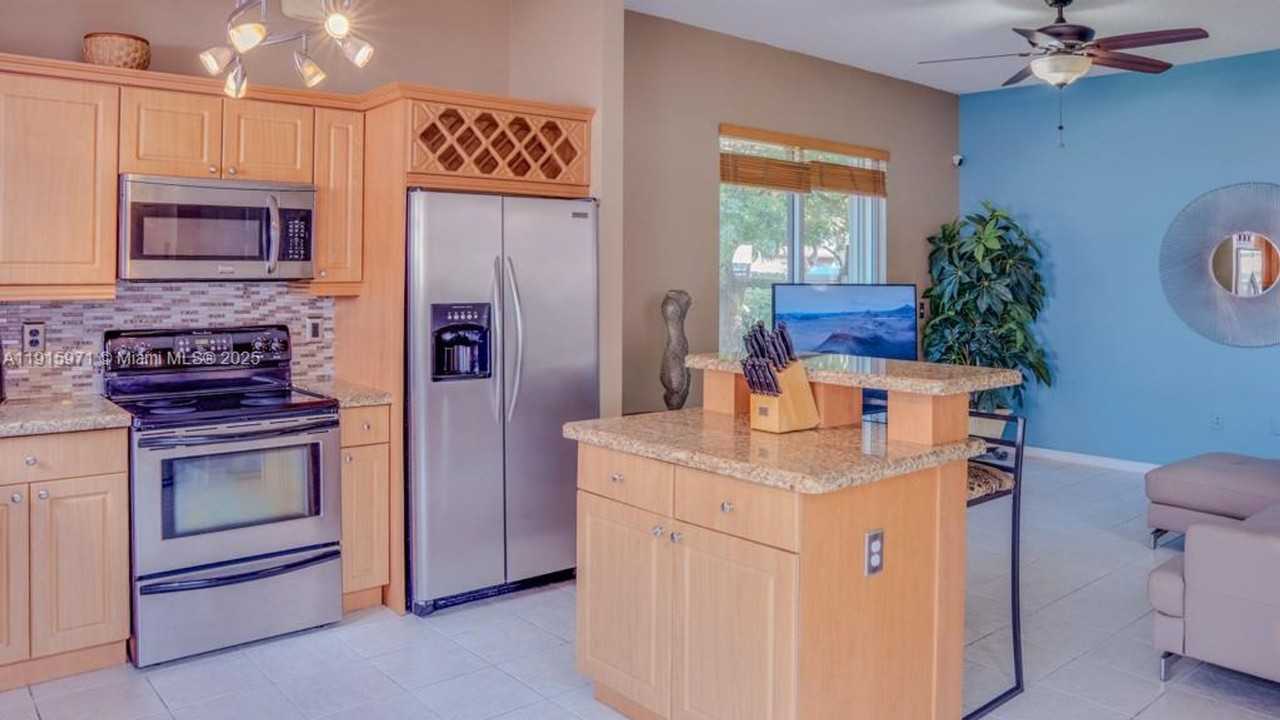 1701 Southeast 17th Avenue - Photo 3 of 18