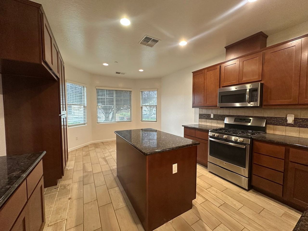 3633 West Harold Avenue - Photo 4 of 17