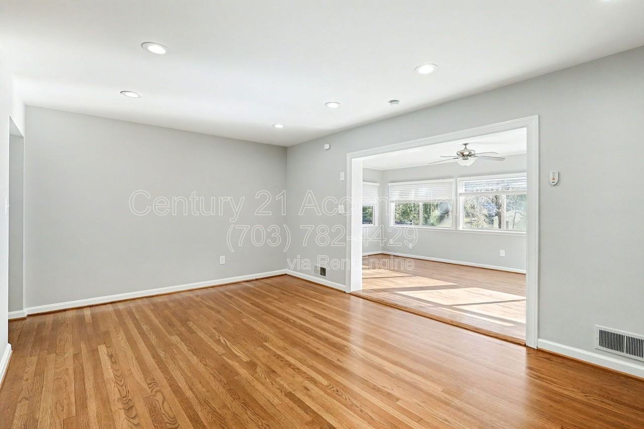 3107 Valley Ln - Photo 2 of 36