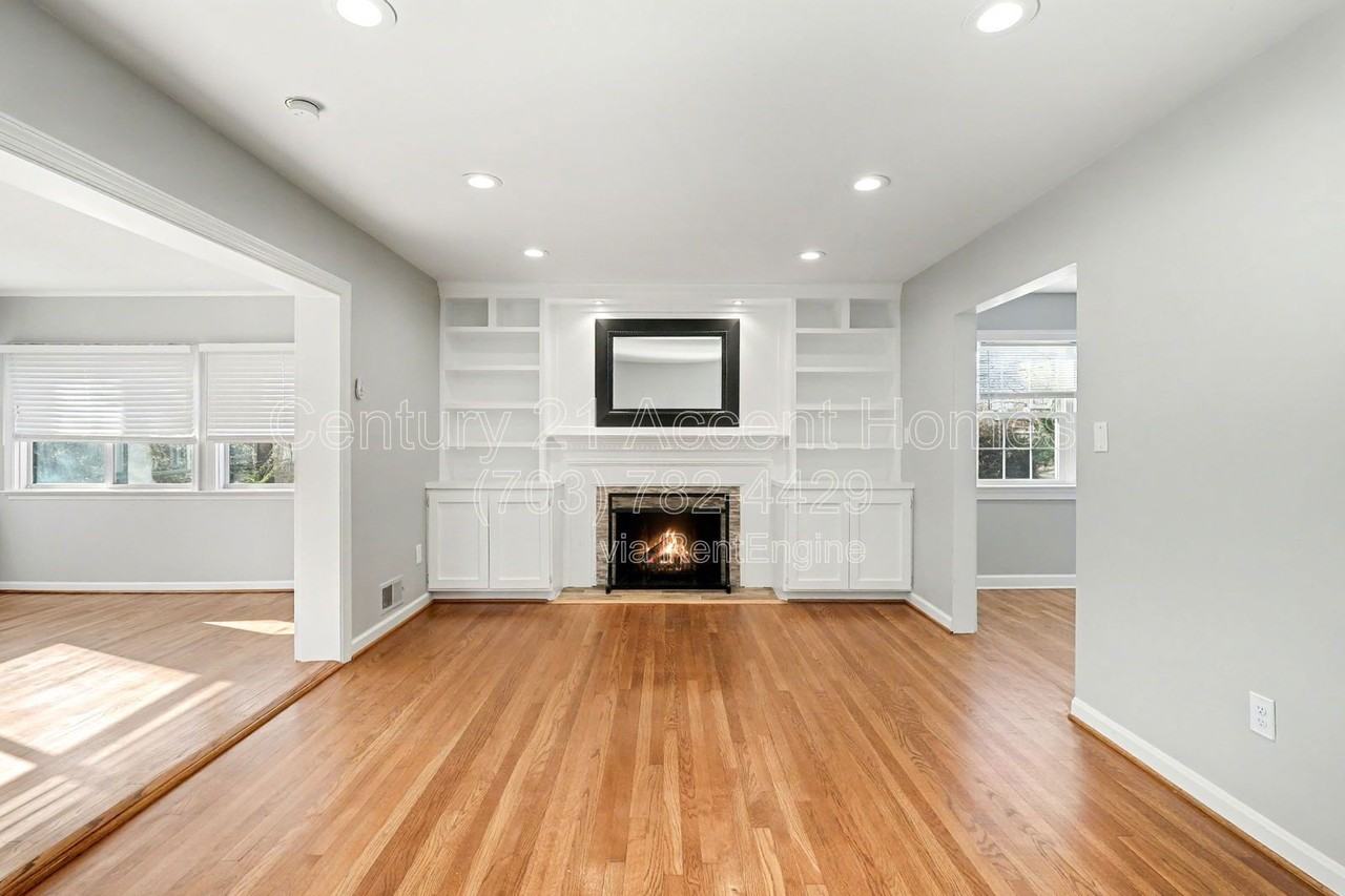 3107 Valley Ln - Photo 3 of 36