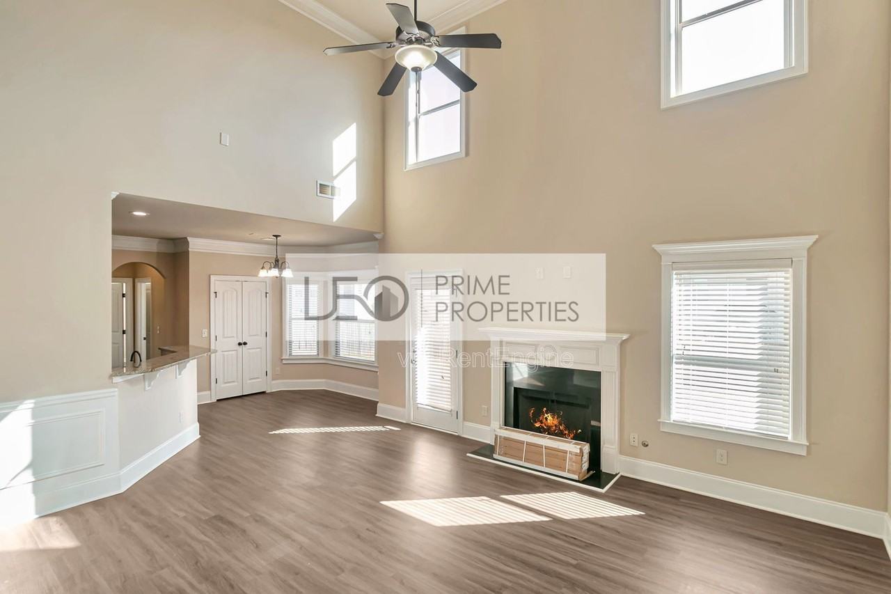 4276 Constellation Blvd - Photo 4 of 36