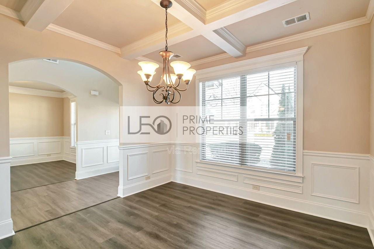 4276 Constellation Blvd - Photo 6 of 36