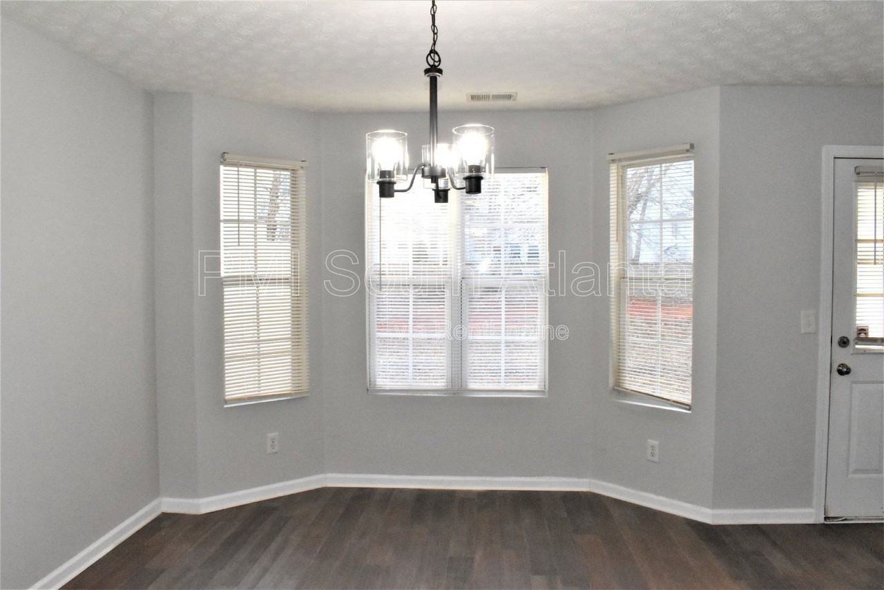 5798 Strathmoor Manor Cir - Photo 5 of 18