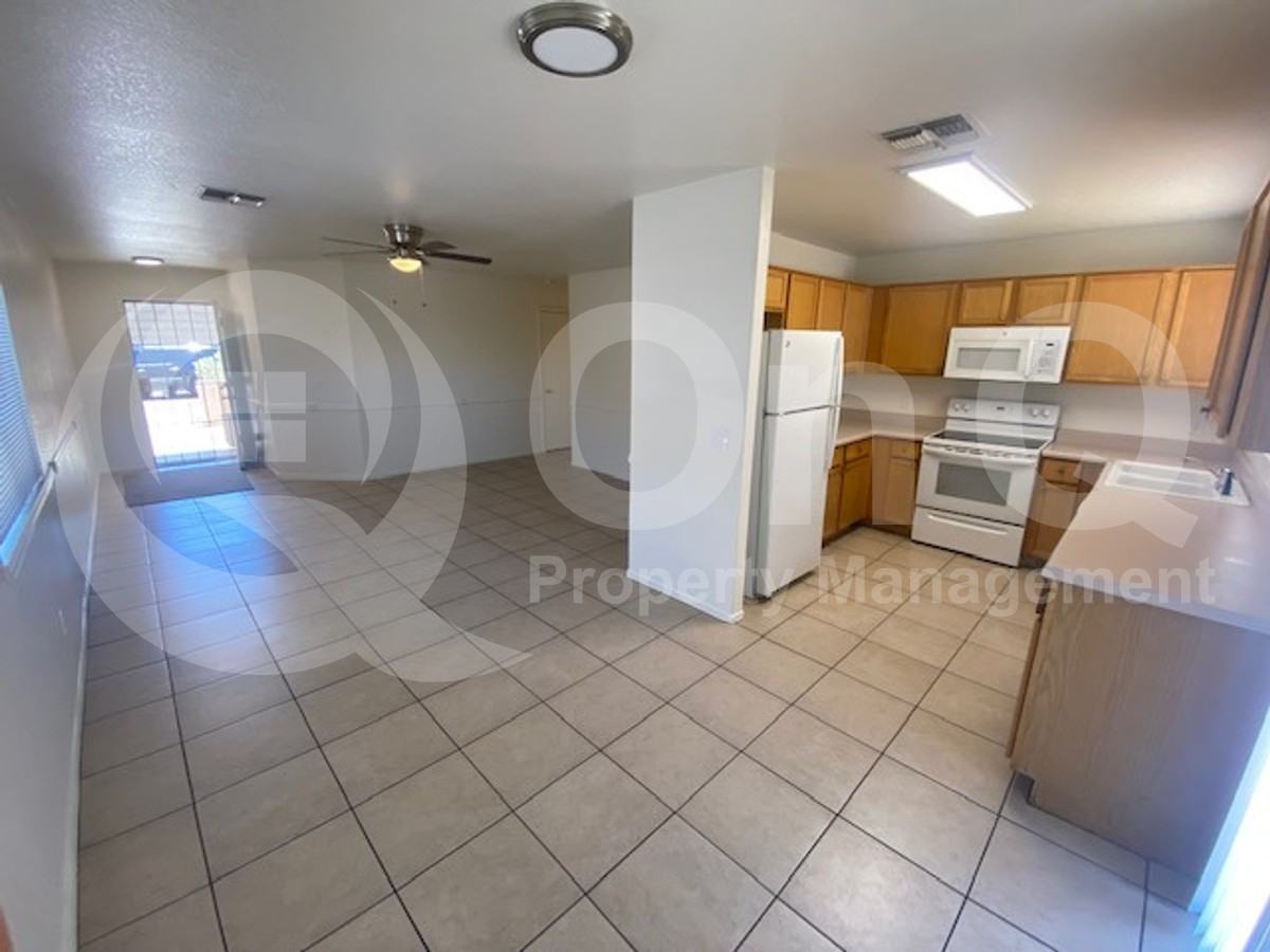 3710 S 62nd Ave - Photo 5 of 15