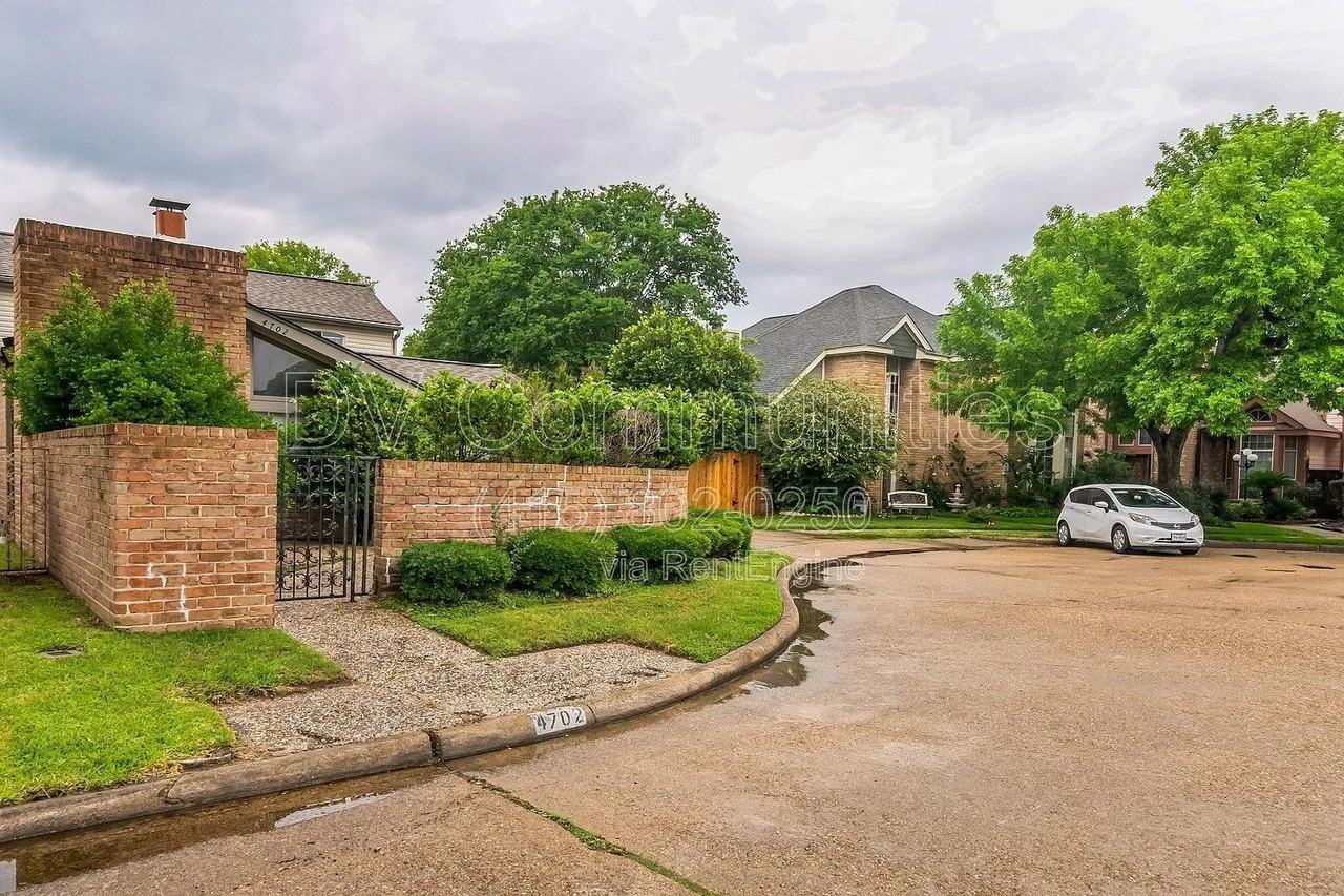 4702 N Cashel Cir - Photo 3 of 38