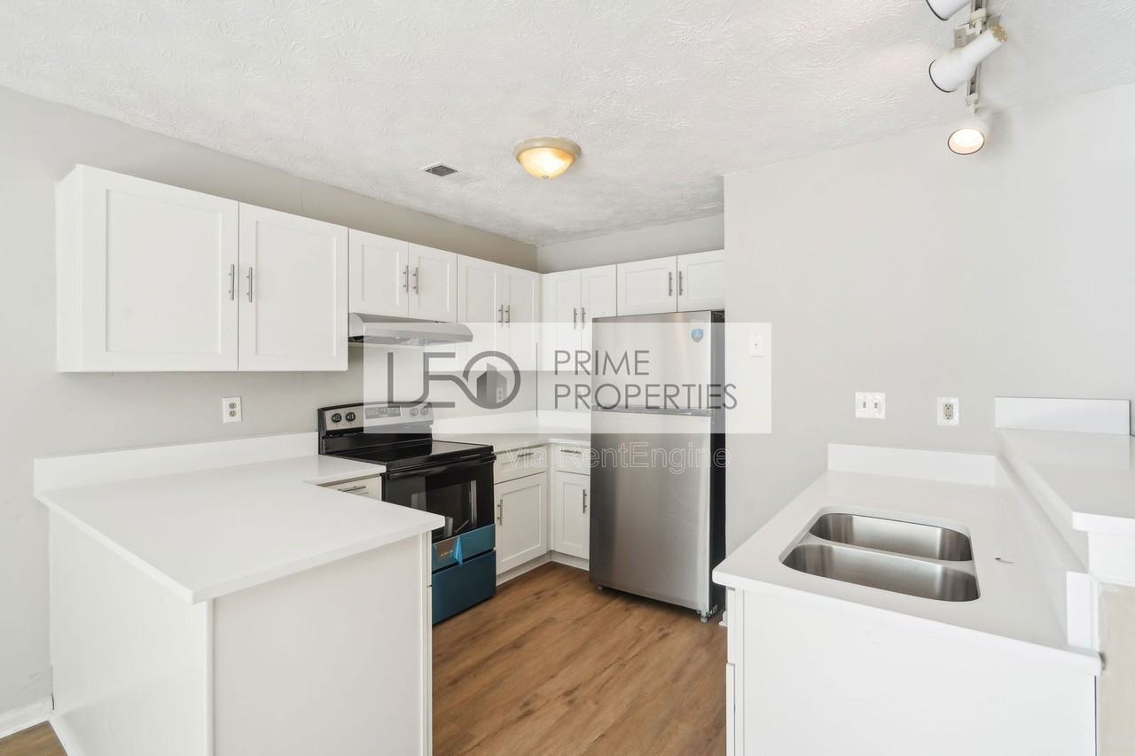 1066 Rock Creek Ln - Photo 7 of 31