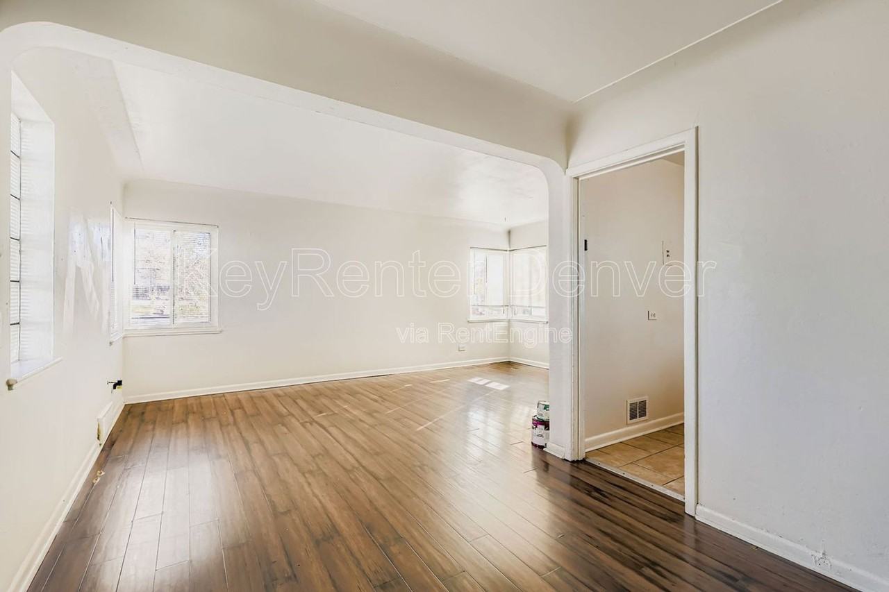 3233 N Steele St - Photo 3 of 11