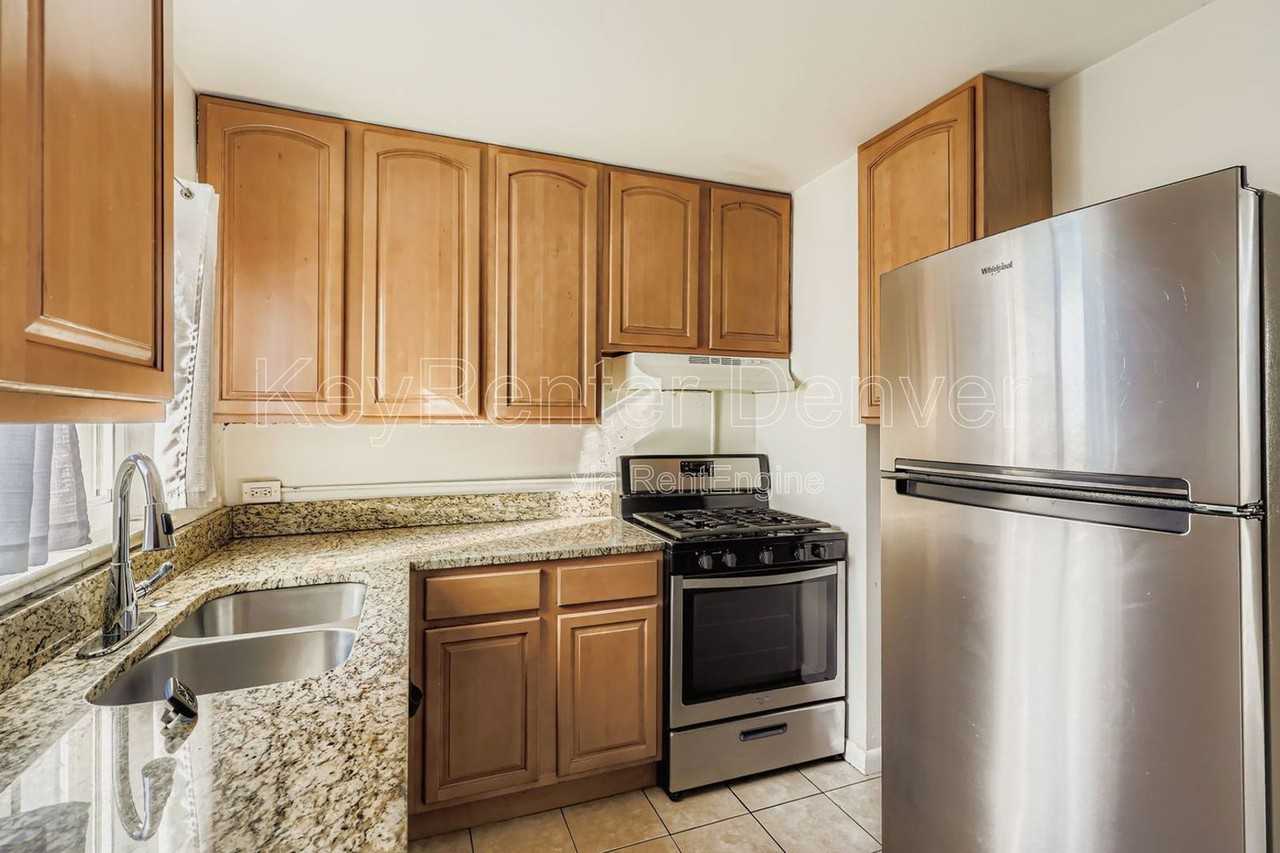 3233 N Steele St - Photo 4 of 11