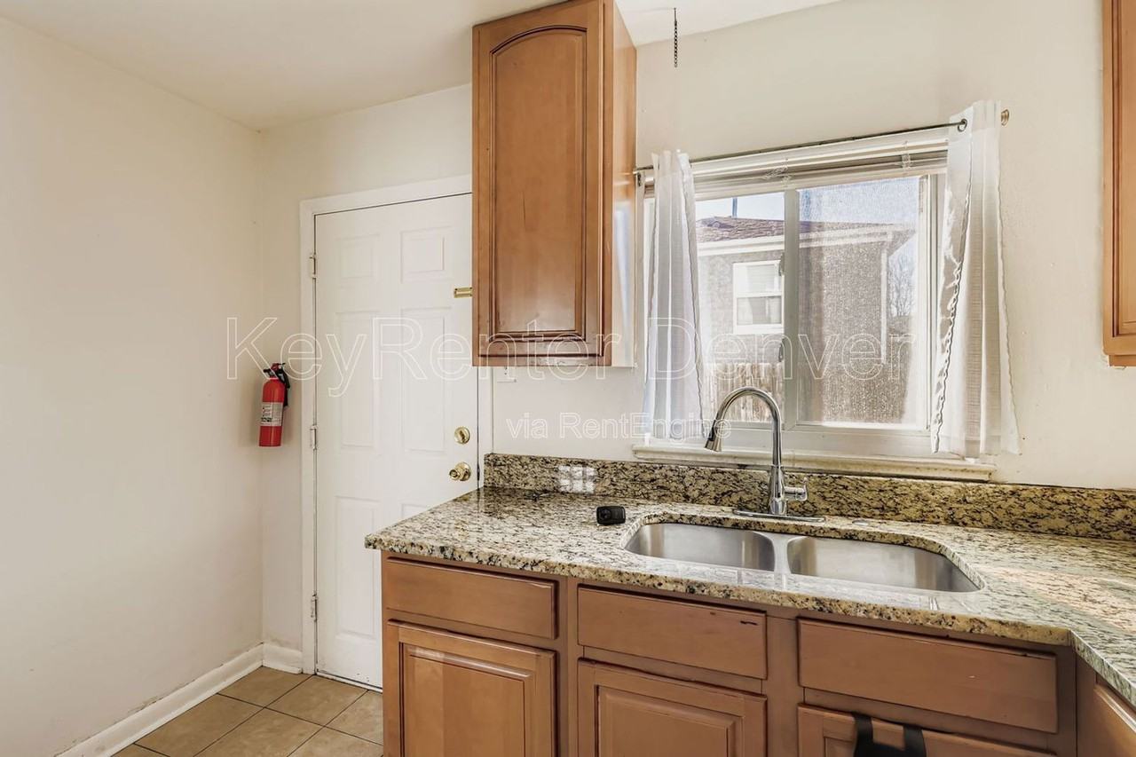 3233 N Steele St - Photo 5 of 11