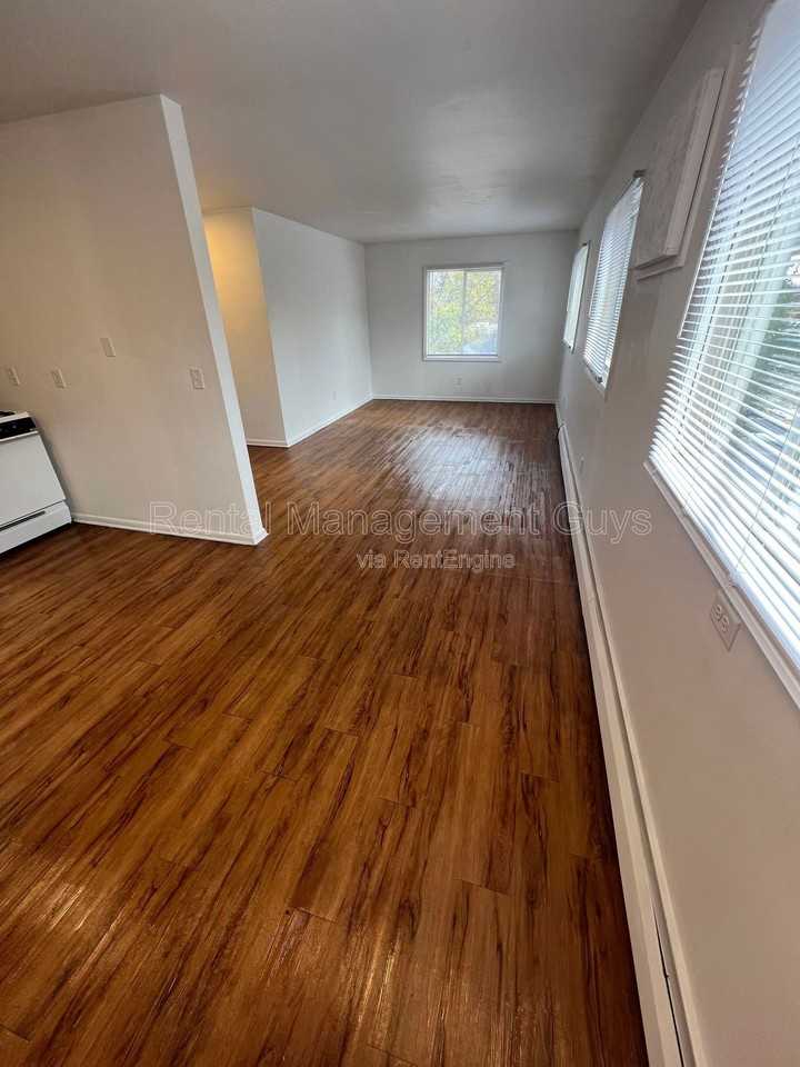 3311 Fremont Ave N #5 - Photo 4 of 6