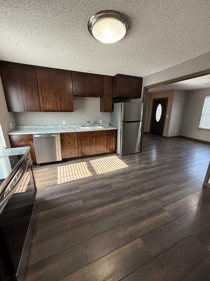 182 1452 - Photo 2 of 35