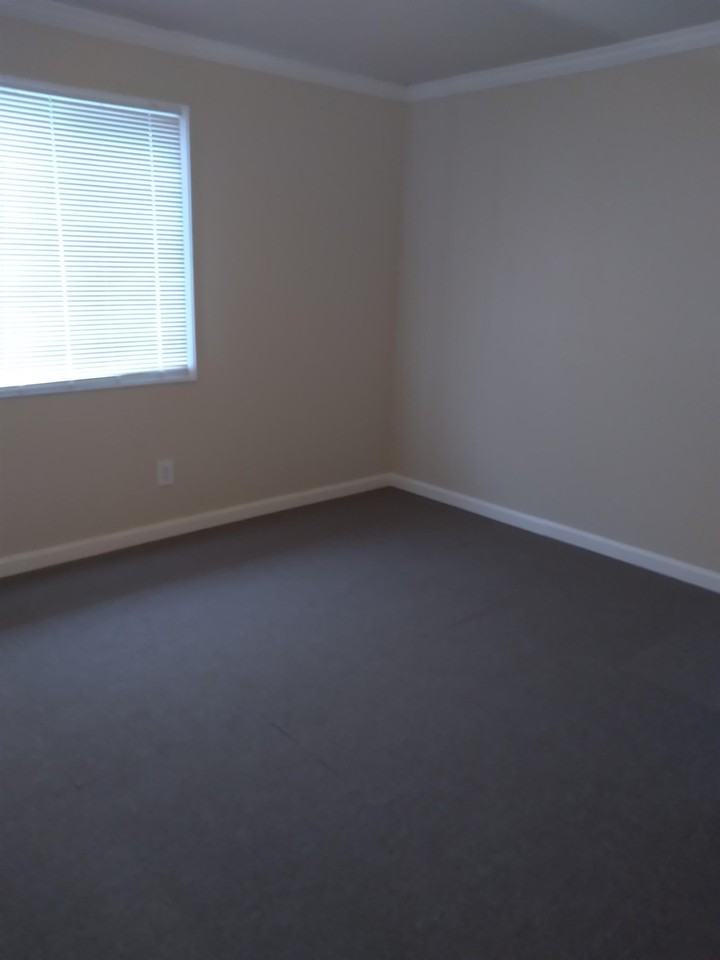 711 711 - Photo 4 of 11