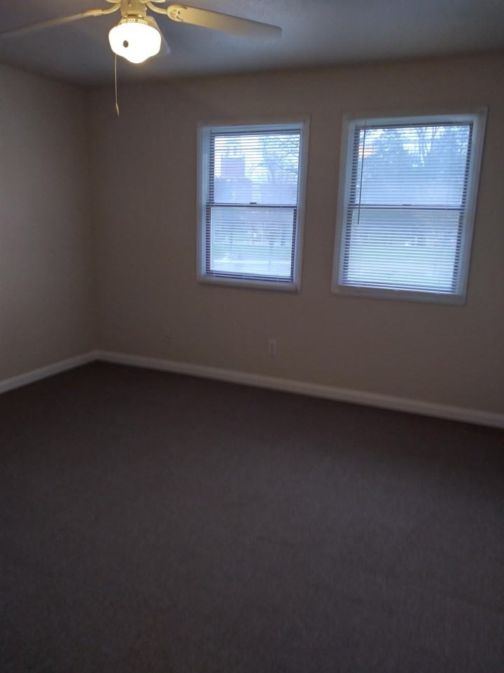 711 711 - Photo 5 of 11