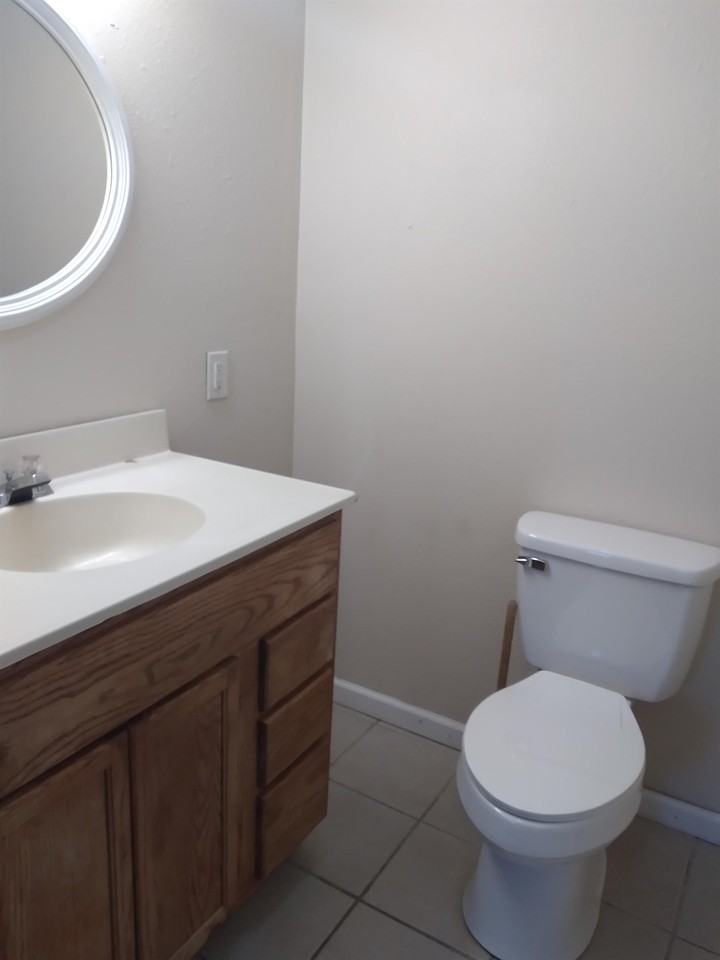 711 711 - Photo 5 of 11