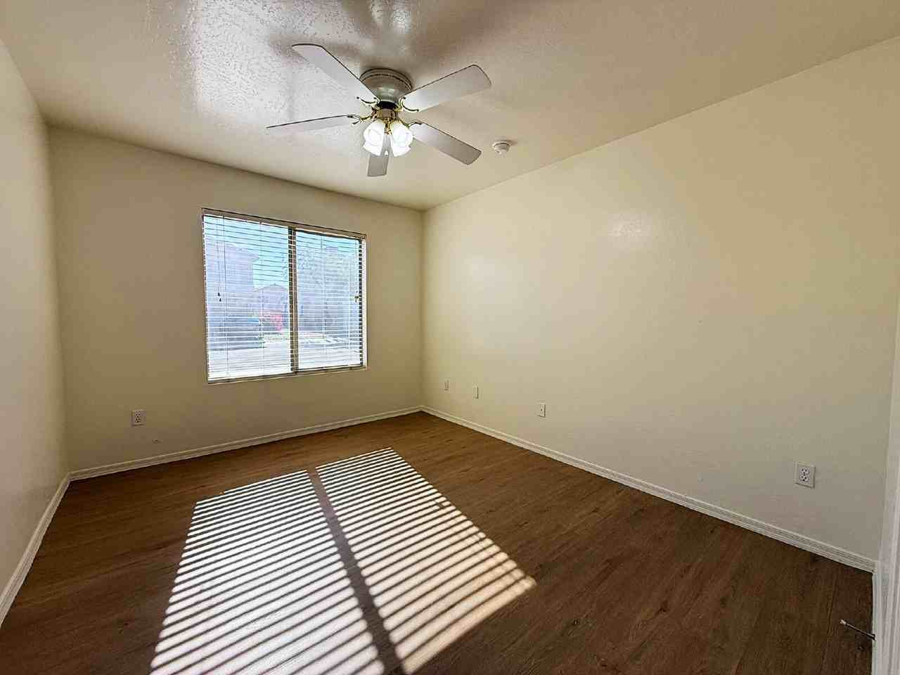 10434 W Oregon Ave - Photo 4 of 29