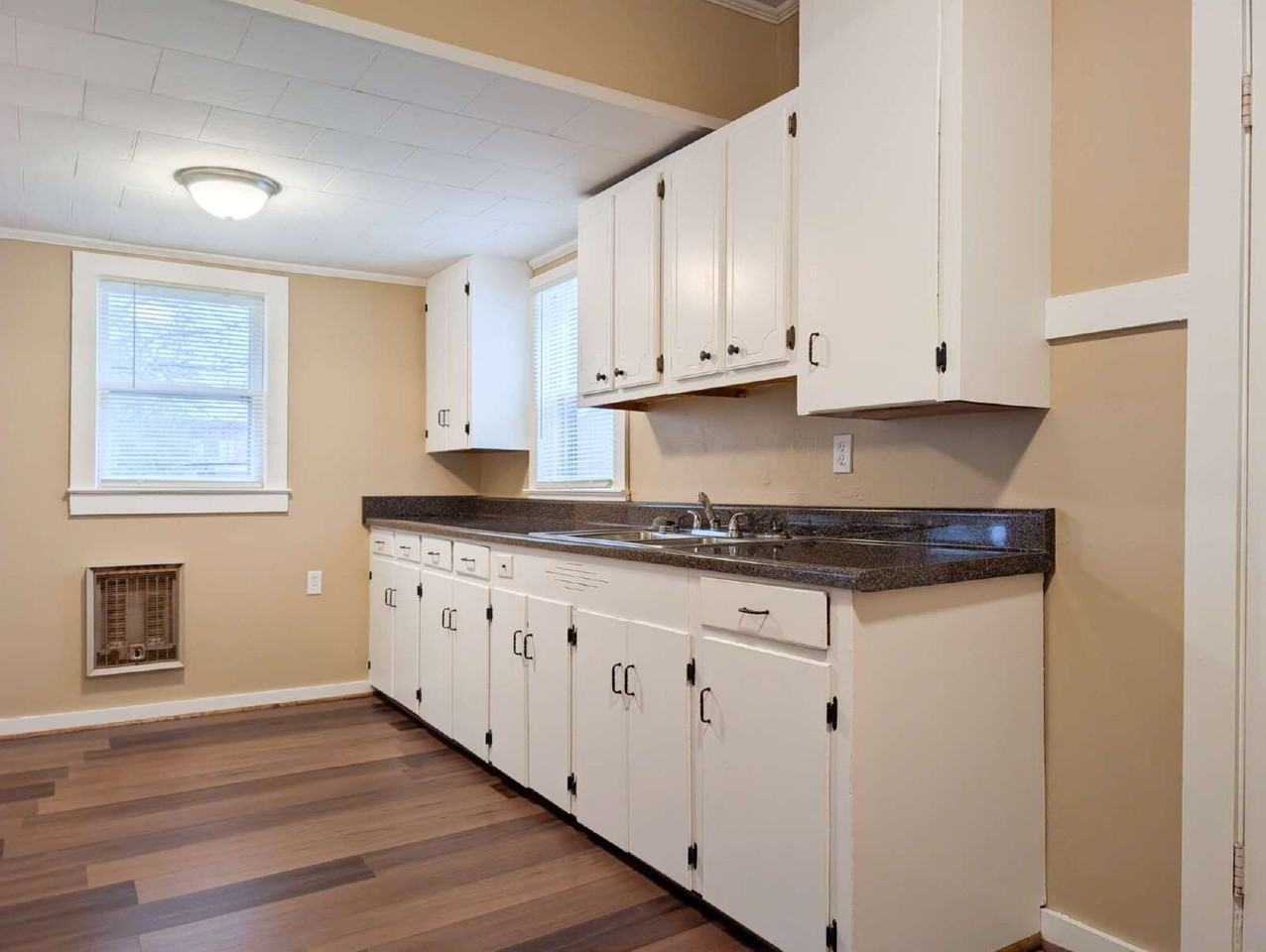 112 E Moore St - Photo 3 of 12