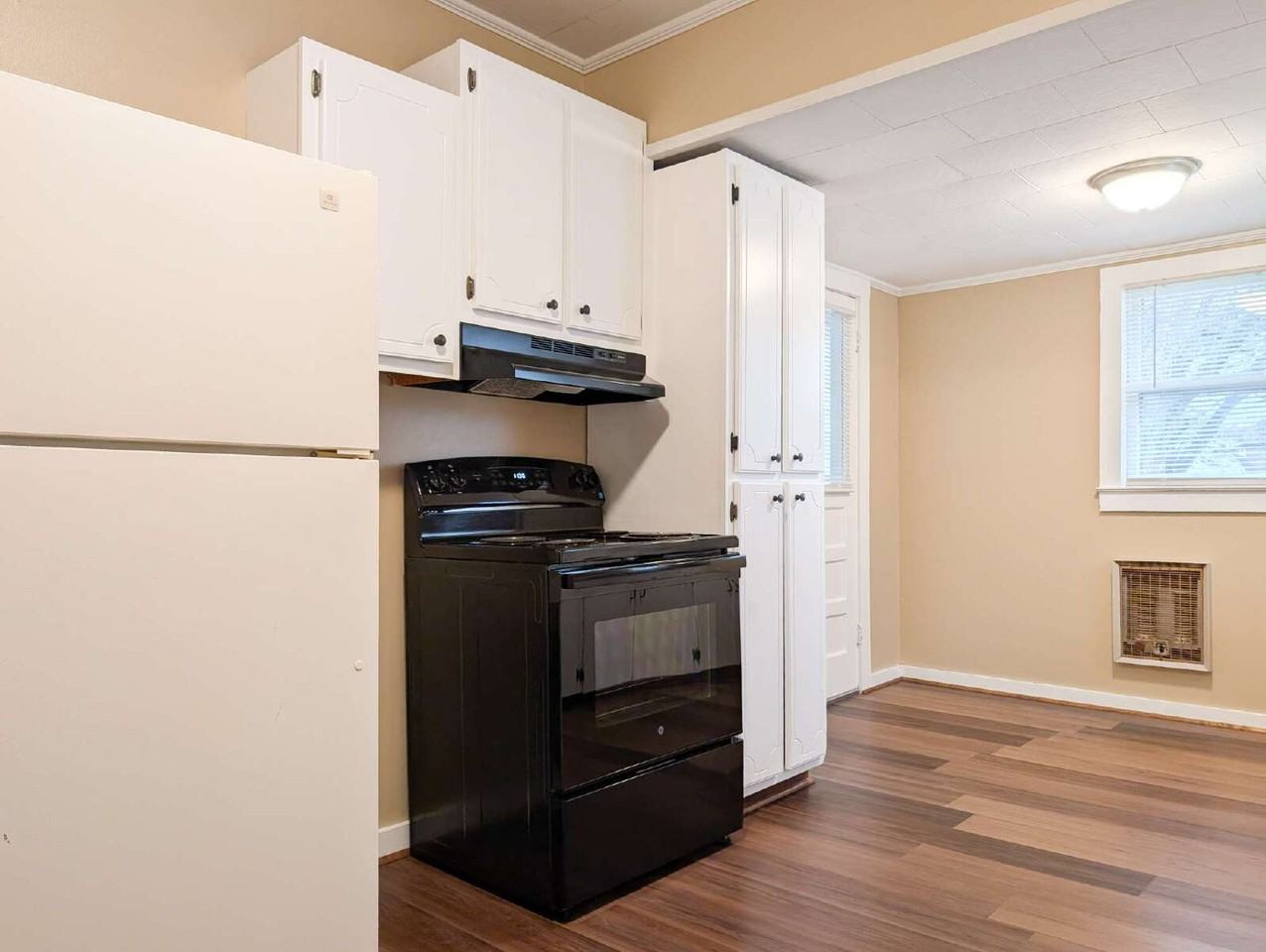 112 E Moore St - Photo 4 of 12