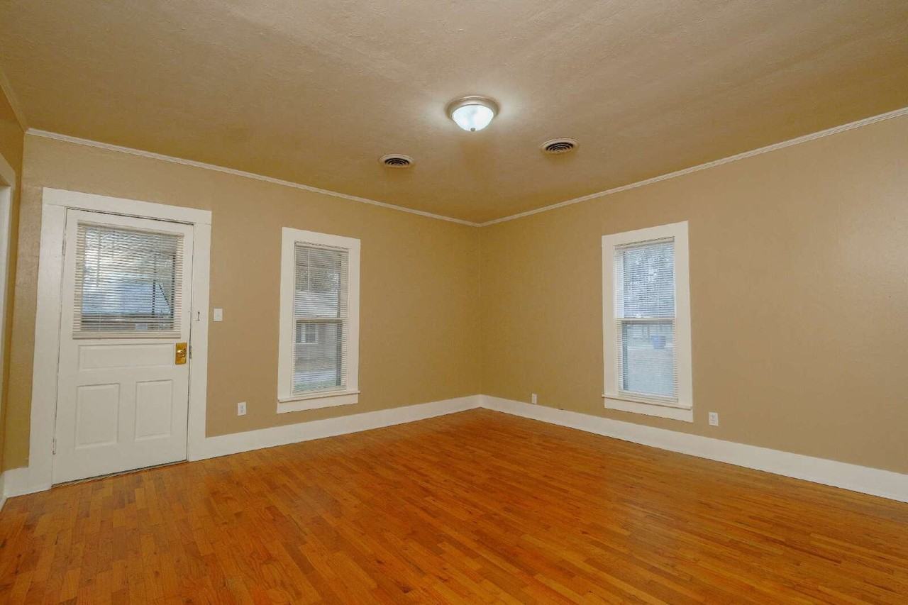 112 E Moore St - Photo 7 of 12