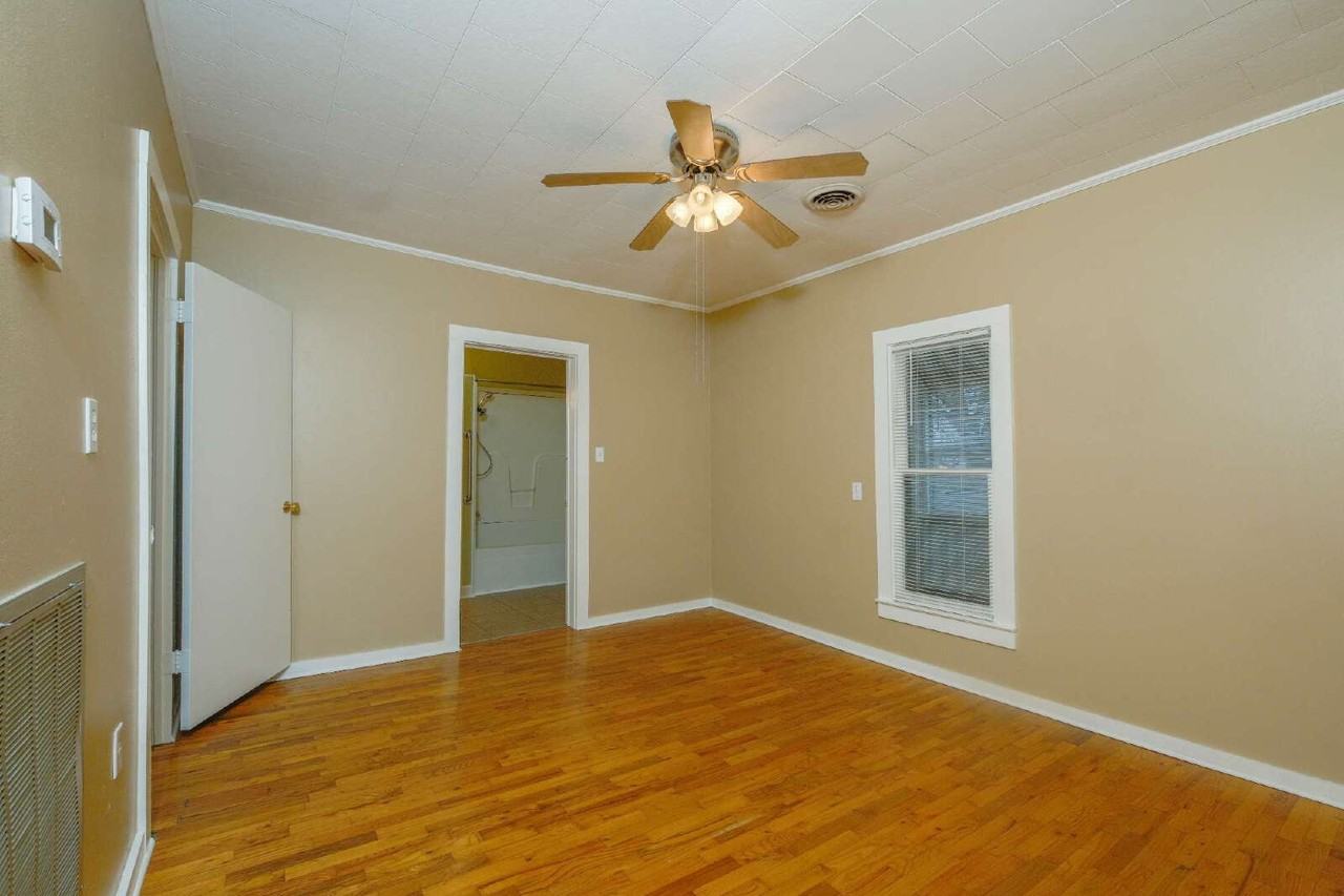 112 E Moore St - Photo 5 of 12