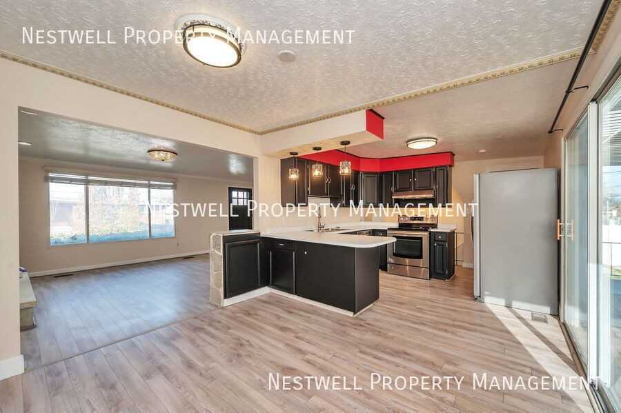 1447 S Clayton St - Photo 4 of 30