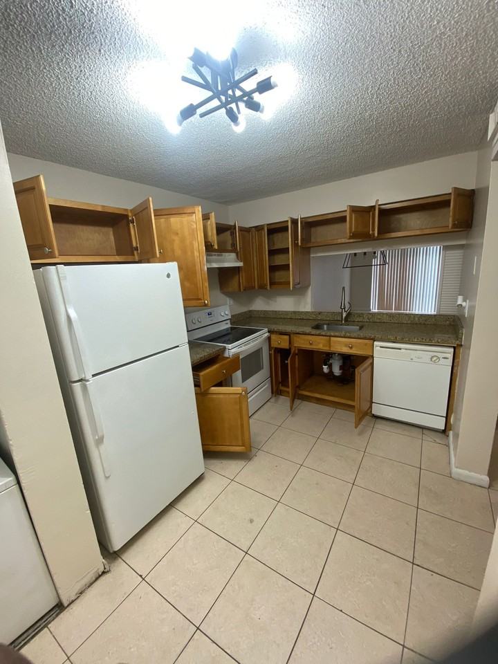 2571 Nw 56th Ave #G - Photo 5 of 12