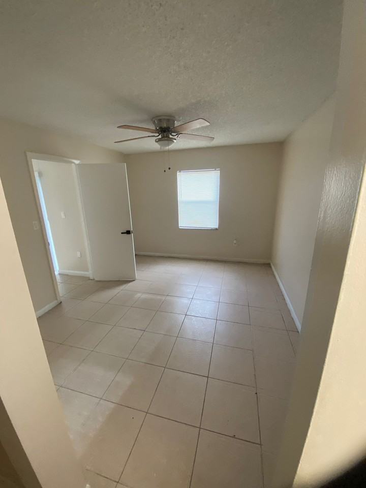 2571 Nw 56th Ave #G - Photo 3 of 12