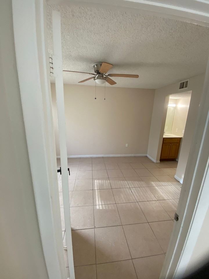 2571 Nw 56th Ave #G - Photo 4 of 12