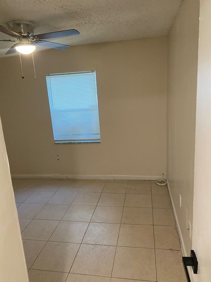 2571 Nw 56th Ave #G - Photo 5 of 12
