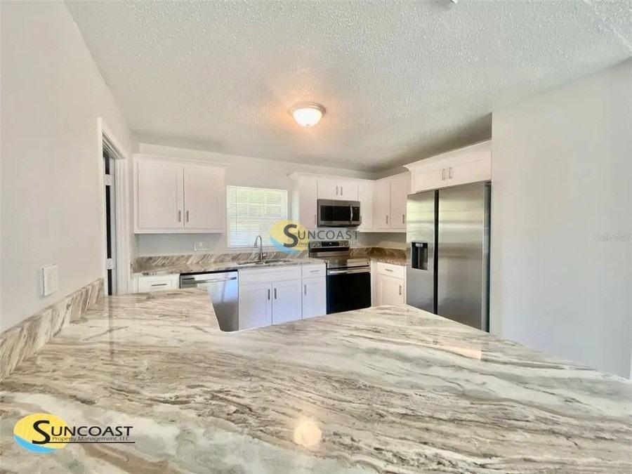 1419 Ne 25th Pl - Photo 5 of 32