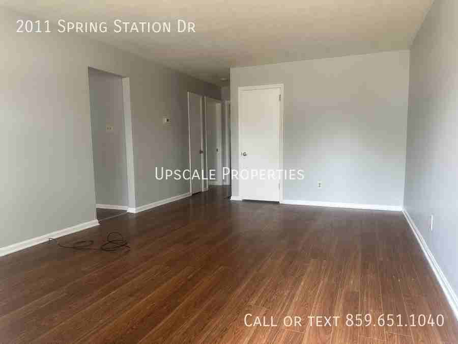 2011 Spring Station Dr - Photo 3 of 9