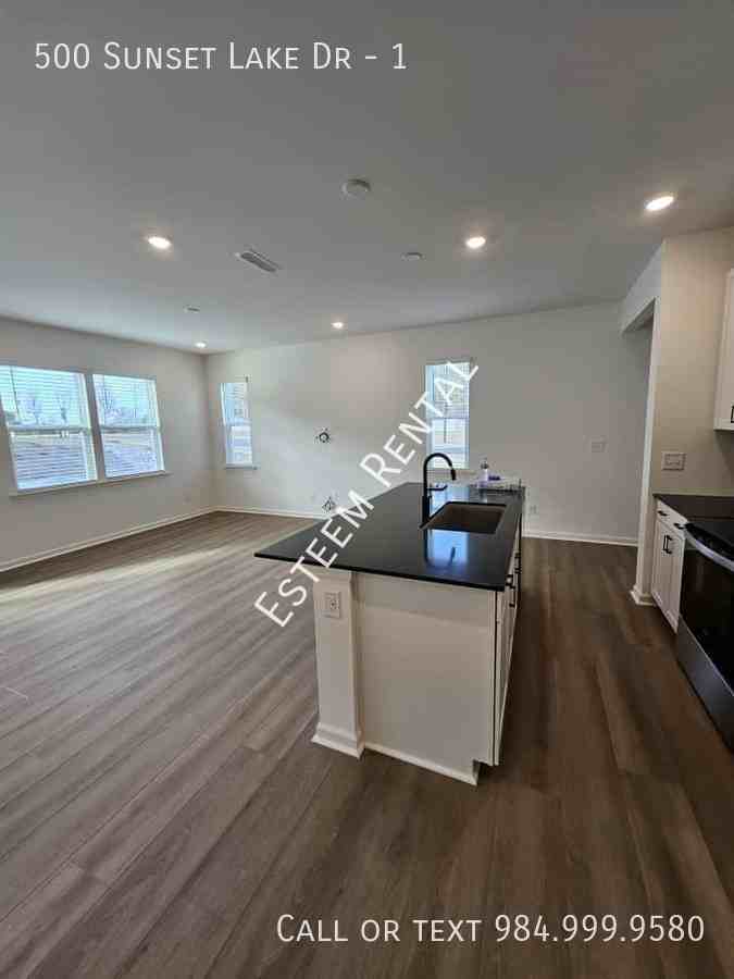 500 Sunset Lake Dr #1 - Photo 5 of 33