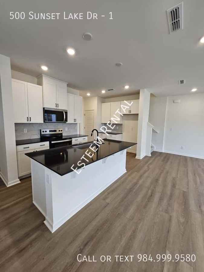 500 Sunset Lake Dr #1 - Photo 6 of 33