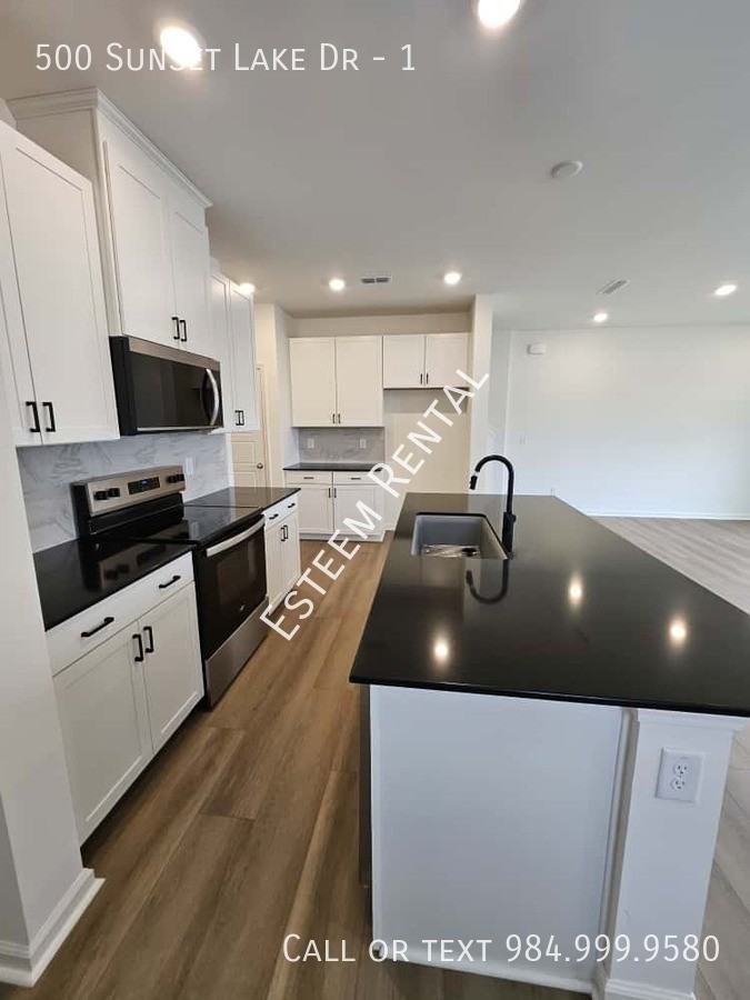 500 Sunset Lake Dr #1 - Photo 7 of 33