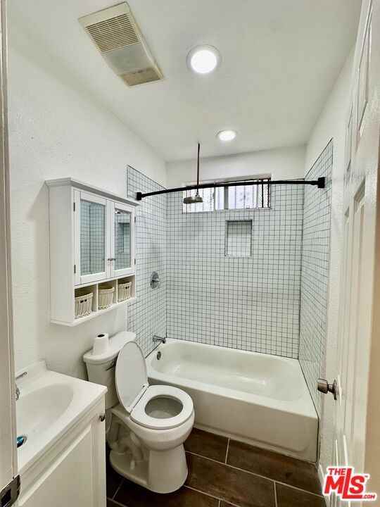 523 1/2 W 56th St #523 - Photo 3 of 22