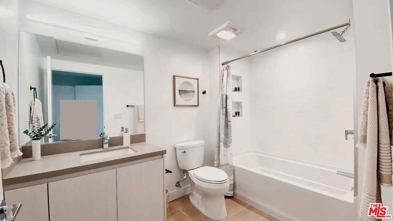 700 S Manhattan Pl #700-513 - Photo 7 of 9