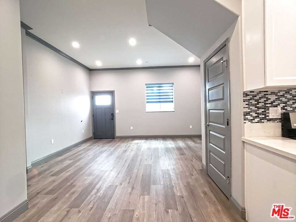 413 N Harvard Blvd #413-413 - Photo 2 of 17