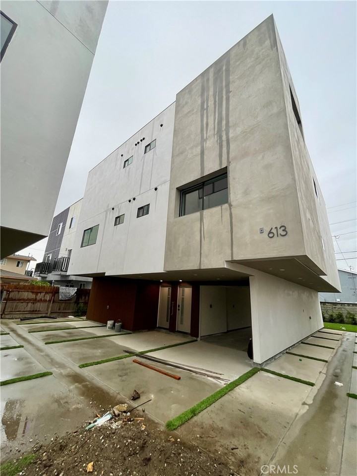 613 West 41st Street #613 - Photo 3 of 29