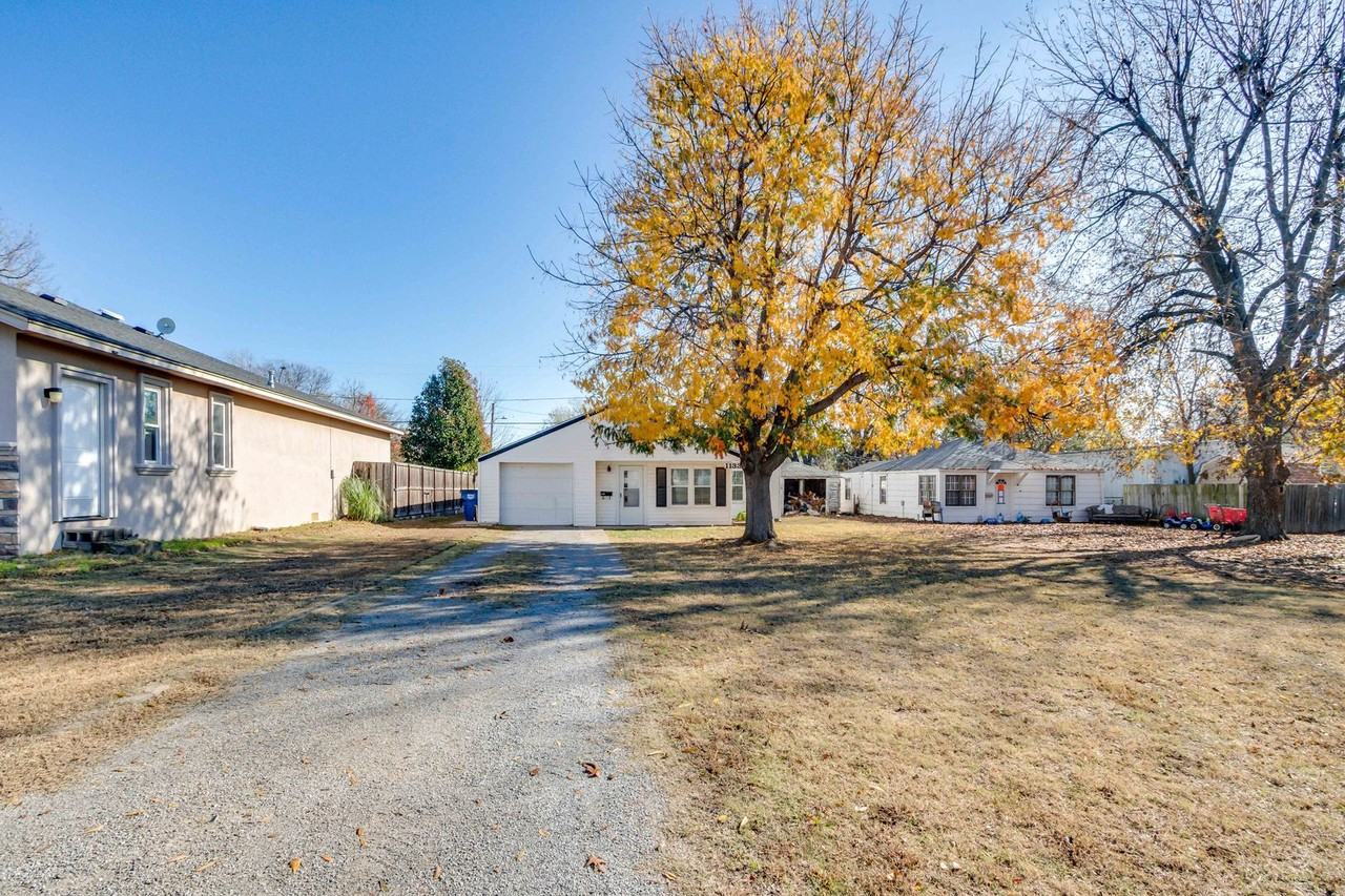 1133 S Miles Ave - Photo 4 of 44