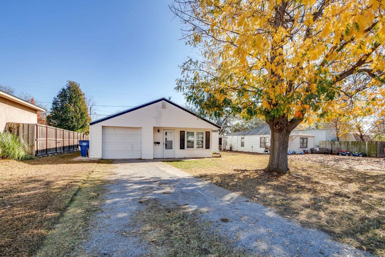 1133 S Miles Ave - Photo 5 of 44