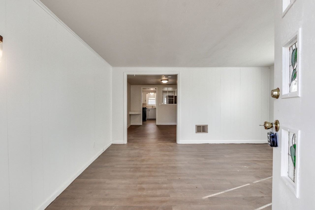 1133 S Miles Ave - Photo 7 of 44