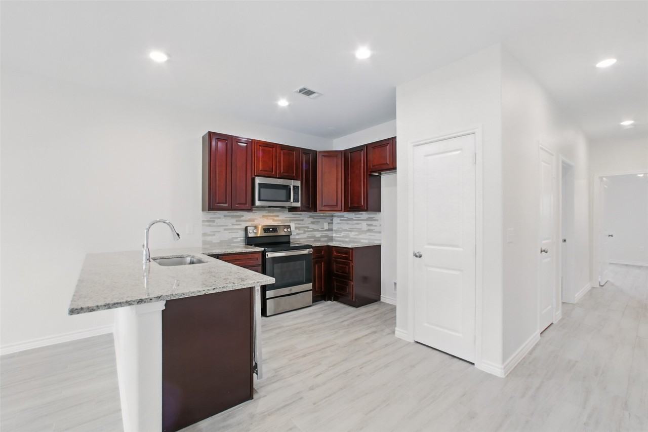 16884 Kempwood #16884 - Photo 5 of 32