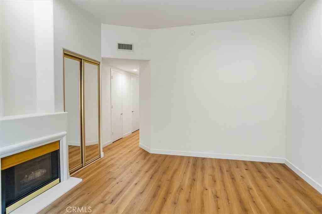 1819 Holmby Ave #1819-104 - Photo 4 of 15