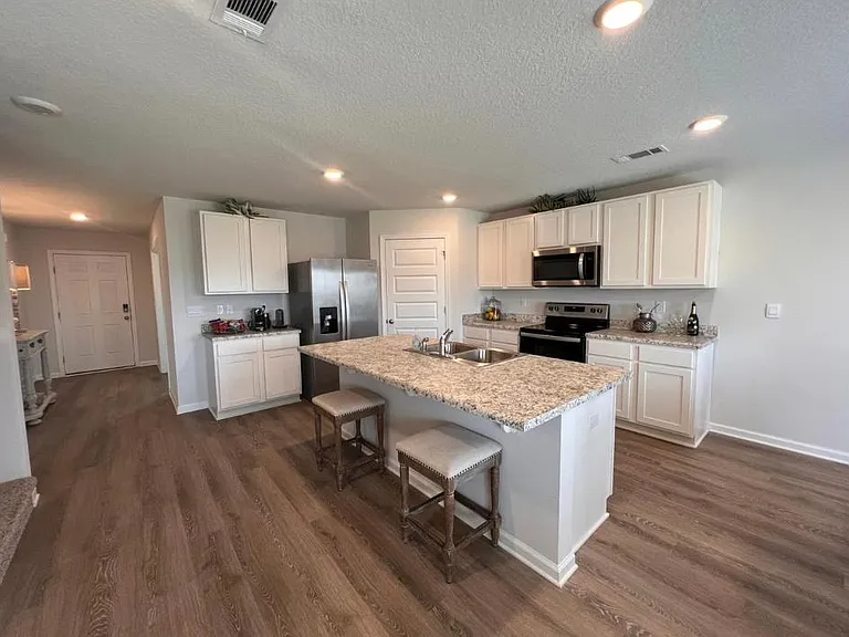 207 Laurel Hill St - Photo 4 of 13