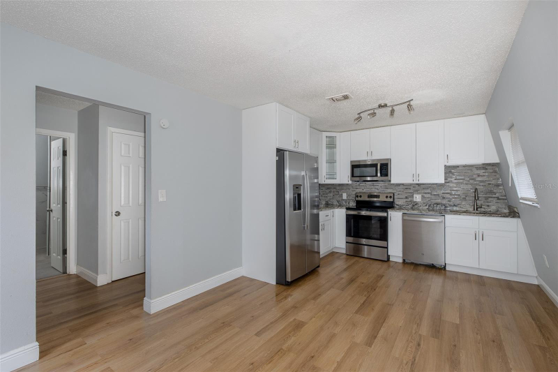 5752 Virginia Ave - Photo 4 of 11