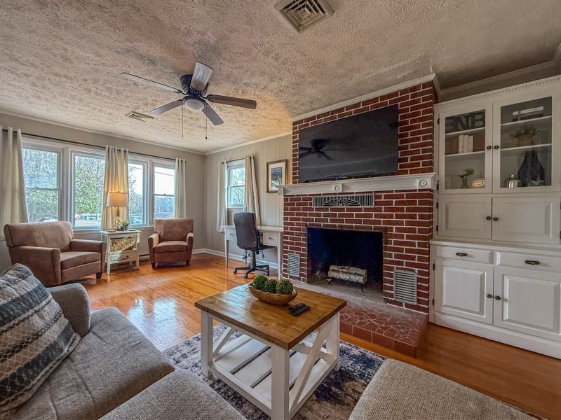 51 Lucas St - Photo 5 of 17