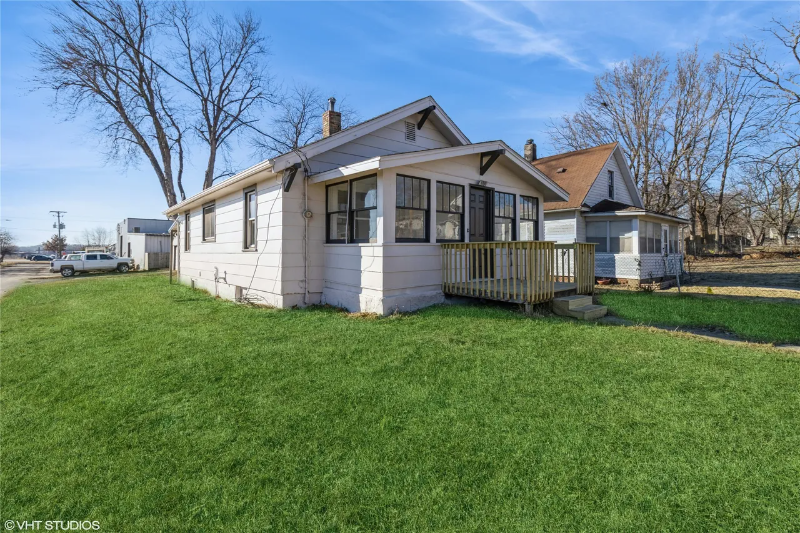 1921 Logan Ave - Photo 2 of 16