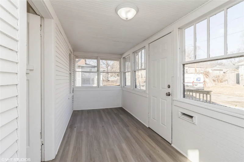 1921 Logan Ave - Photo 3 of 16