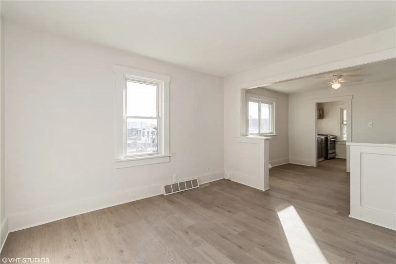 1921 Logan Ave - Photo 4 of 16