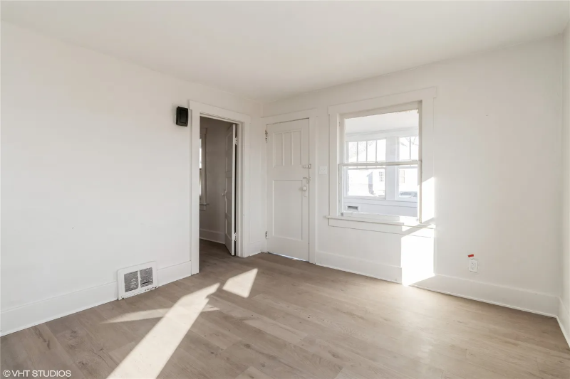 1921 Logan Ave - Photo 5 of 16